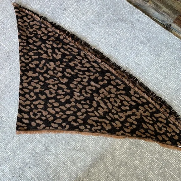 Leopard Scarf - Picture 3 of 4
